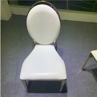 Ruostumattomasta teräksestä ja nahkasta valmistetut tuolit