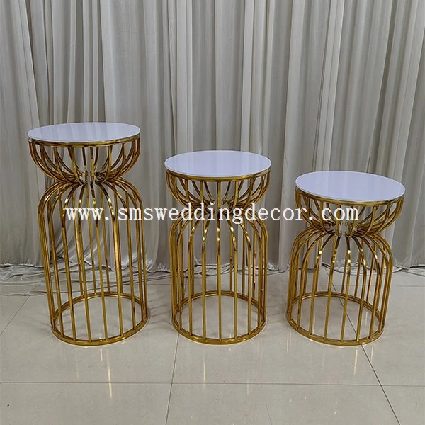 gold cake plinth