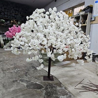 Keinotekoinen kukkapuu sisätiloissa